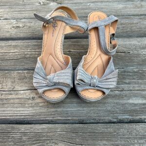 Vintage Grey Heels with Chic Bow Accent